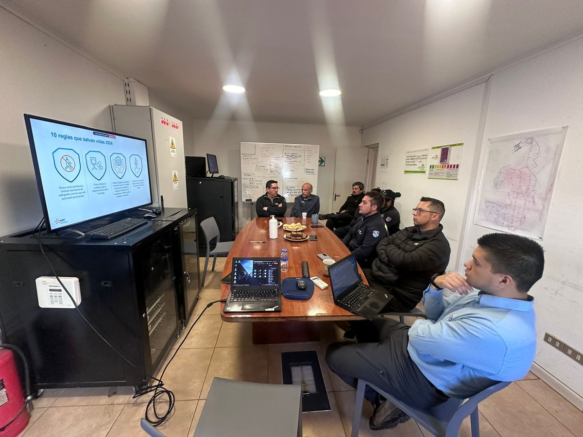 #EDFChile realizó una exitosa nueva versión de #SafetyStop, una instancia para repasar junto a nuestros equipos las 10 reglas de seguridad que salvan vidas de #EDF, recalcando la importancia de protegerse en nuestra cultura corporativa.

¡Cuidarnos es tarea de todos!🦺🫂