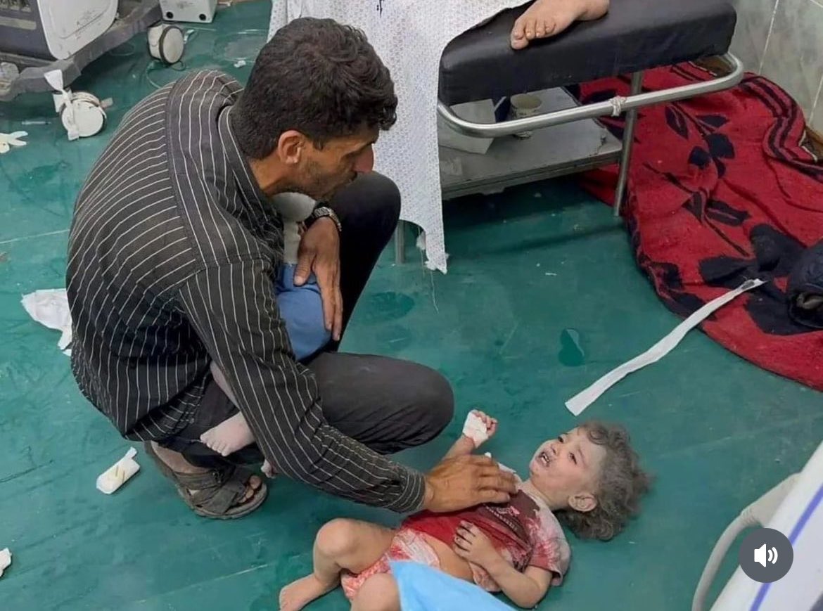 Ew kesên ku digotin em misilman in, dîndar û oldar in, bawermend in, Xwedênas in û xwedî wijdan in, ew kesên ji bo Filistînê qirika xwe diteqandin, ma gelê Rojava jî ne mirov in ne însan in? Xwedê ji we razî nebe. Tif li we û bîr û baweriya we, xwelî li serê we