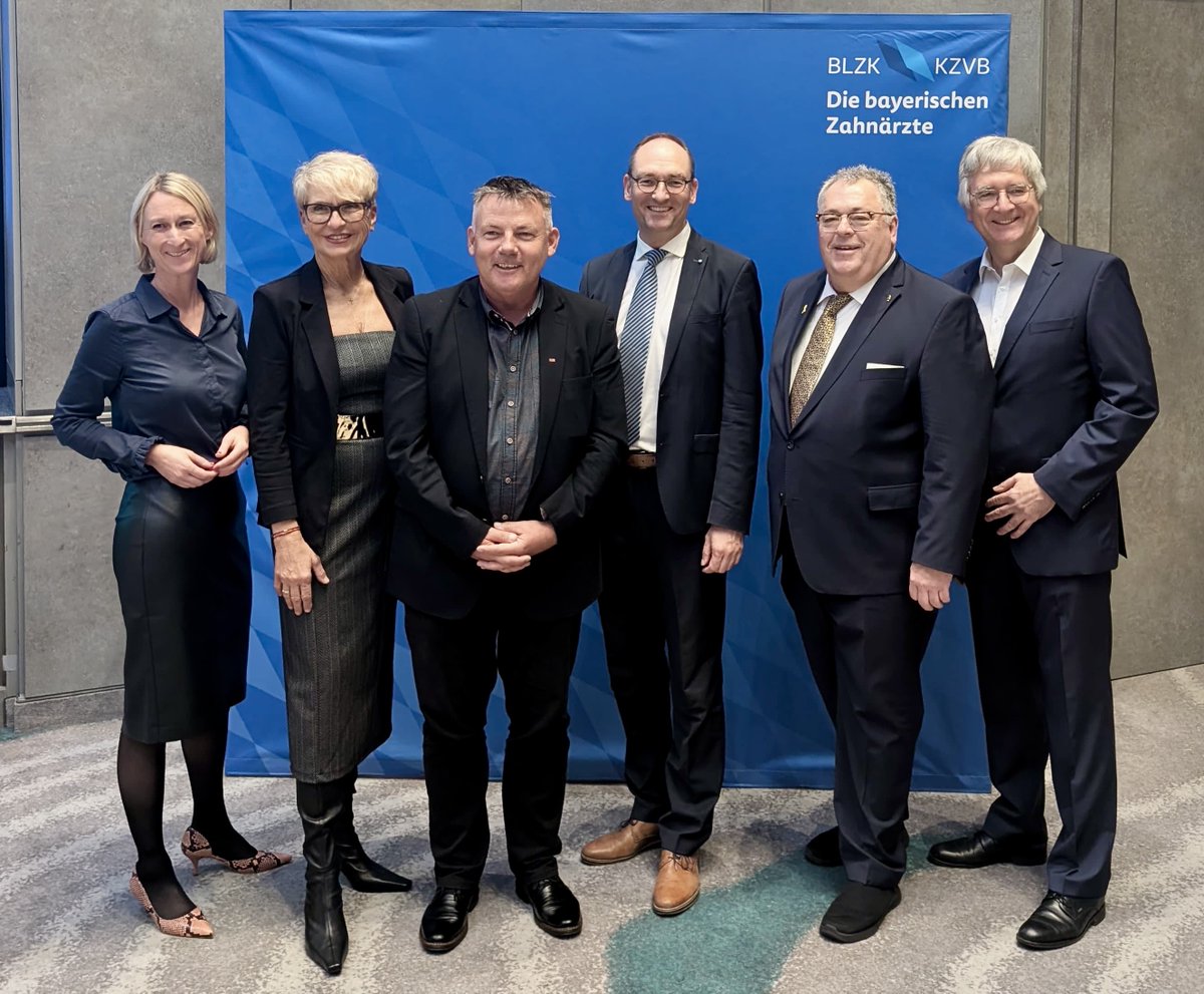 Seit Langem pflegen wir einen konstruktiven und offenen Austausch mit der Bayerischen Landeszahnärztekammer und <a href="/KV_Bayerns/">Kassenärztliche Vereinigung Bayerns</a>. Ich wünsche den Vertreter:innen einen erfolgreichen Bayerischen Zahnärztetag. Vielen Dank für die Einladung, Dr. Dr. Frank Wohl und Dr. Rüdiger Schott. ^CB