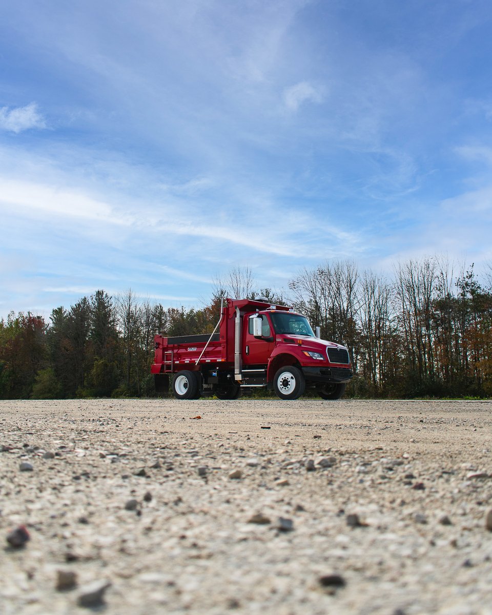 We recently completed this Class 6 medium duty build, with a 11' contractor body and a frame-mounted toolbox. This unit is equipped with hydraulic brakes, so it can be operated by someone with a non-CDL license.