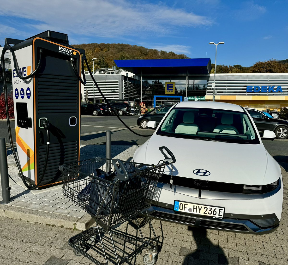Chris_Rux's tweet image. Einkaufen 🛒 und nebenher ist das #Elektroauto voll 🔌! Das kann kein Verbrenner, das E-Auto bietet ein großes Komfort-Plus. 🔋 voll, ganz ohne zusätzlichen Halt an ⛽️.
Und wenn man den @Hyundai_DE IONIQ 5 hat, ist die Batterie schneller geladen, als man einkaufen kann.✌️