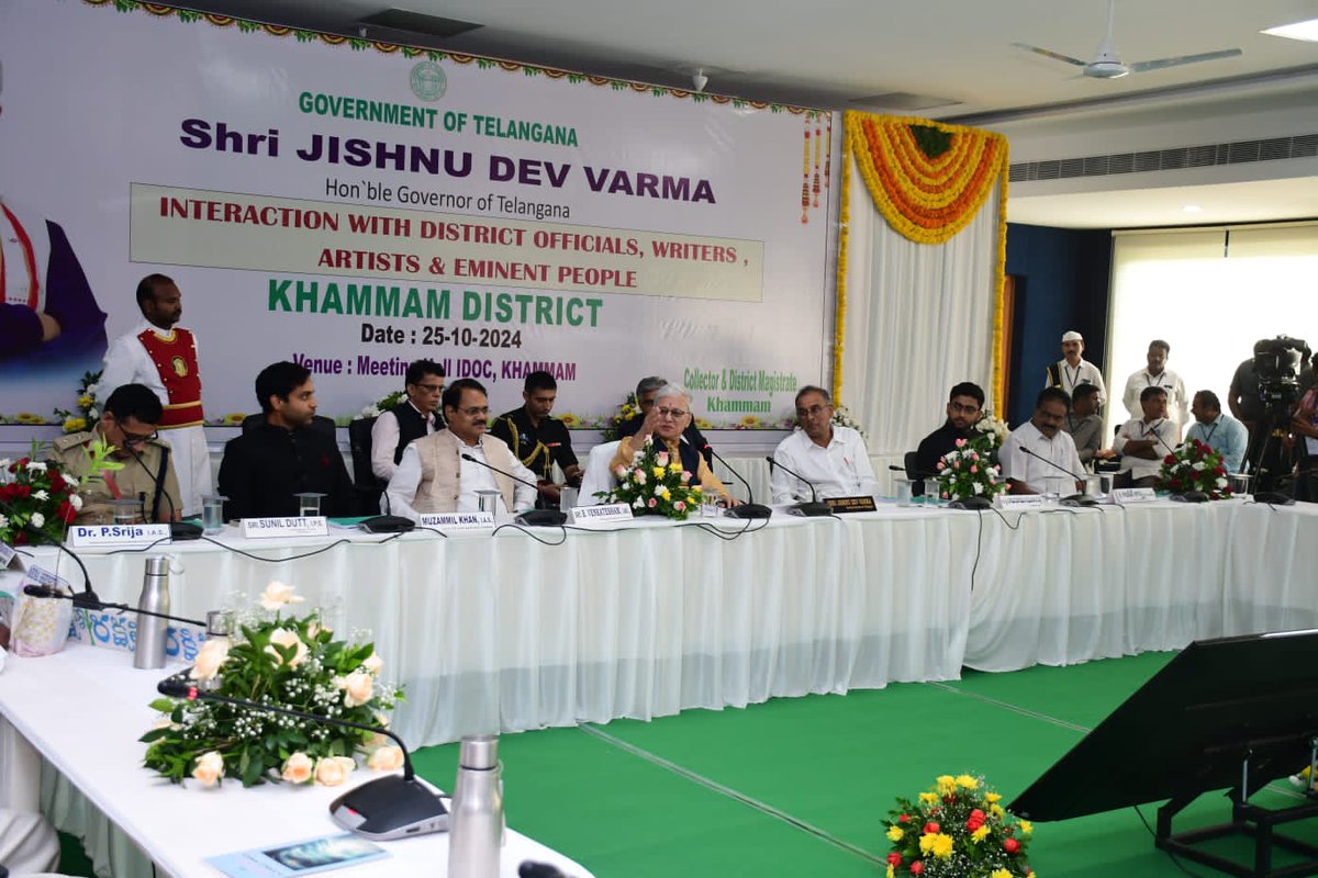 Collector_KMM's tweet photo. కలెక్టరేట్ లో ఏర్పాటు చేసిన ఫోటో ఎగ్జిబిషన్,స్టాల్స్ ను సందర్శించిన రాష్ట్ర గవర్నర్ గారికి జిల్లాలో అమలు చేస్తున్న కార్యక్రమాలను వివరించుట.

కలెక్టరేట్ లో అధికారులు,ప్రముఖులు, కళాకారులు, క్రీడాకారులు,రచయితలతో రాష్ట్రగవర్నర్ గారు నిర్వహించిన ముఖాముఖిలో పాల్గొన్న జిల్లాకలెక్టర్ https://t.co/WJG7QjCQZ4