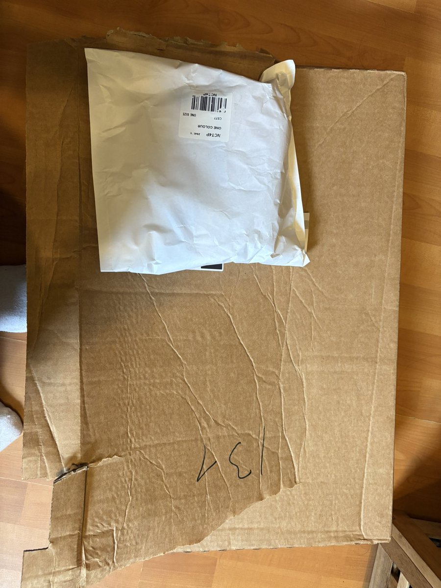 vampirella1981's tweet photo. Come on @verynetwork seriously!!! Such a massive box for a small item that fits in this white envelope. Why didn’t you just stick a postage label on the envelope and send that instead of putting it inside a massive box which wasn’t needed. https://t.co/epiWuTlpuS