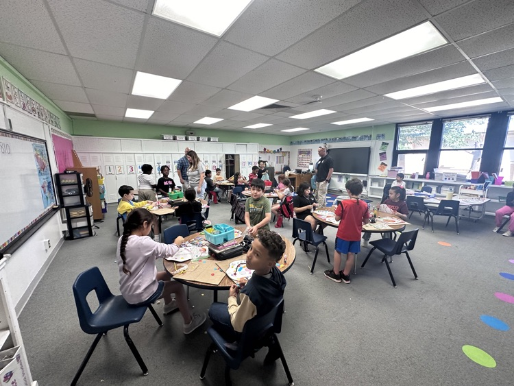 BaylessLISD's tweet photo. United Way Reading! We read campaign! https://t.co/VuMCMBCIs9