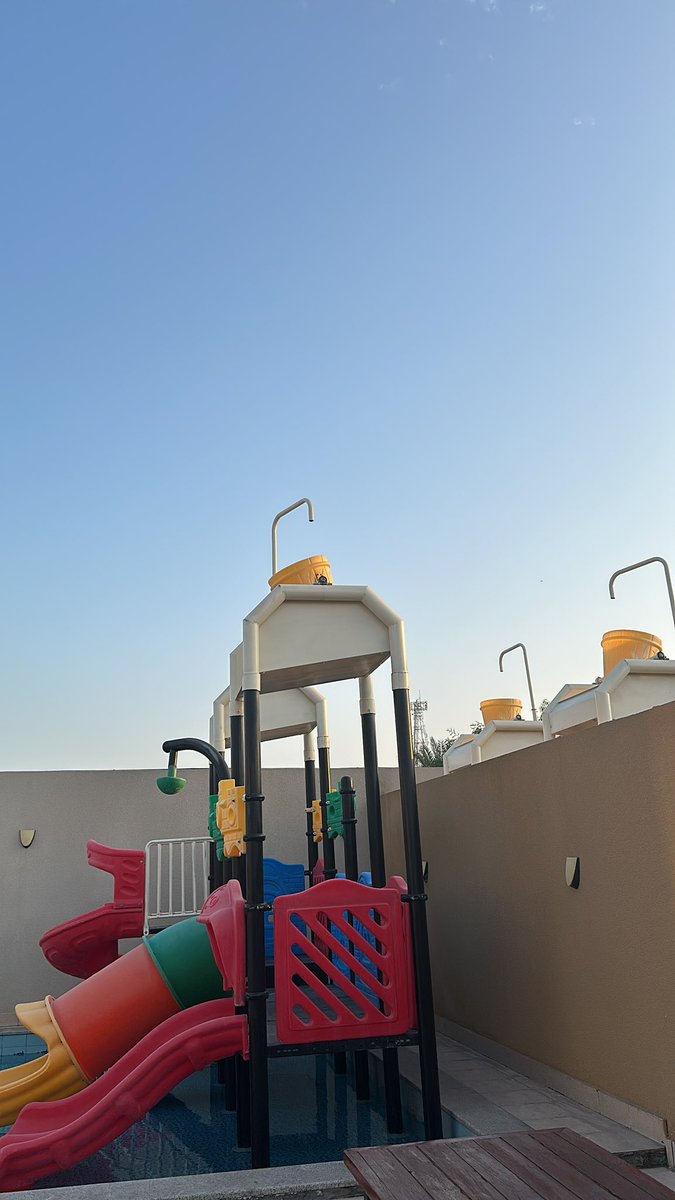 هنا الدمام والخبرُ
هنا تستنهض العبر

هنا الأجواء فاتنةٌ
بها ( الإيناسُ ) يدّخرُ