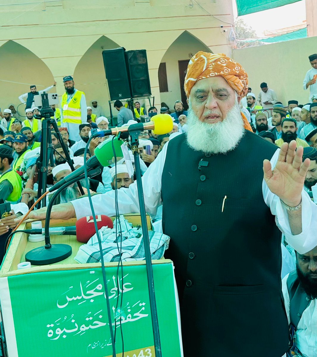 juipakofficial's tweet photo. چناب نگر: قائد جمعیت مولانا فضل الرحمان سالانہ ختم نبوت کانفرنس سے خطاب کر رہے ہیں ۔ https://t.co/CHRib17pia
