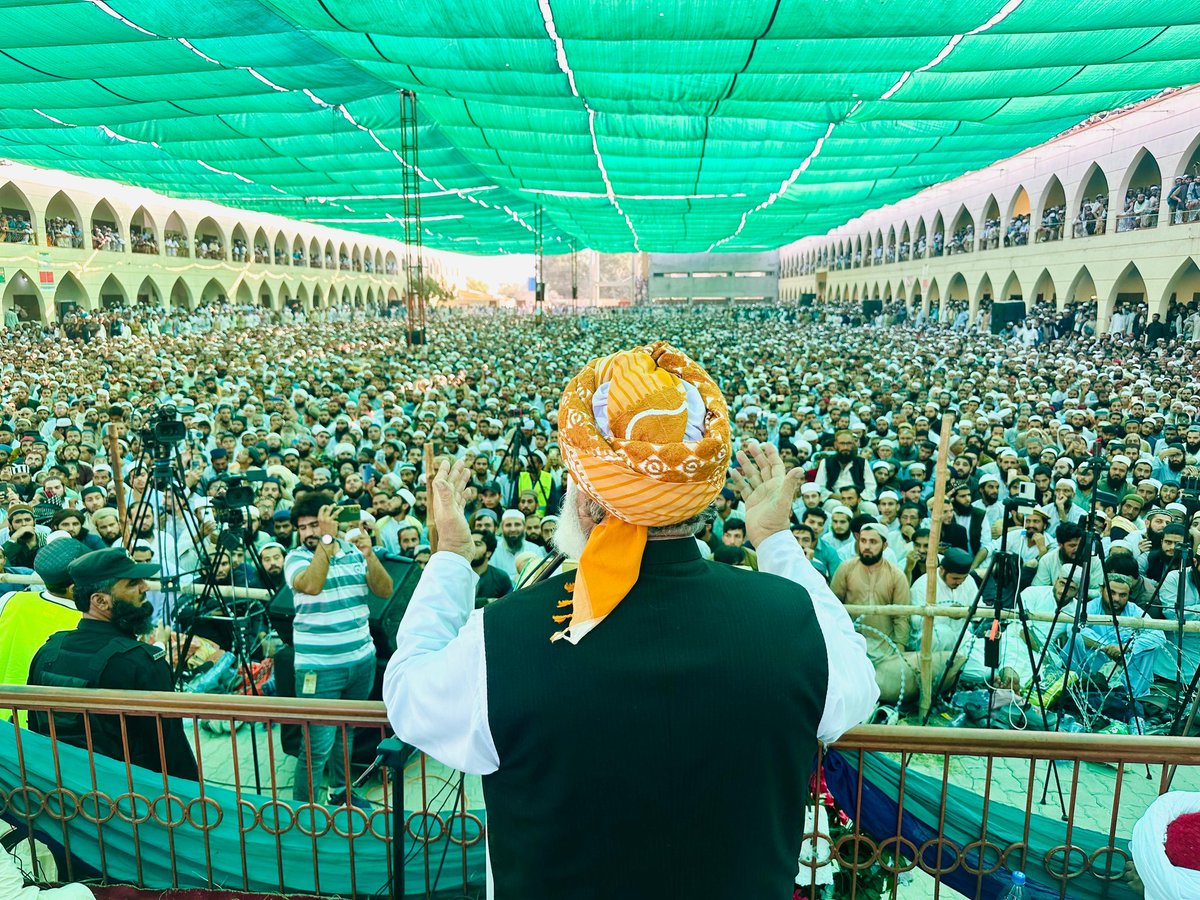 juipakofficial's tweet photo. چناب نگر: قائد جمعیت مولانا فضل الرحمان سالانہ ختم نبوت کانفرنس سے خطاب کر رہے ہیں ۔ https://t.co/CHRib17pia