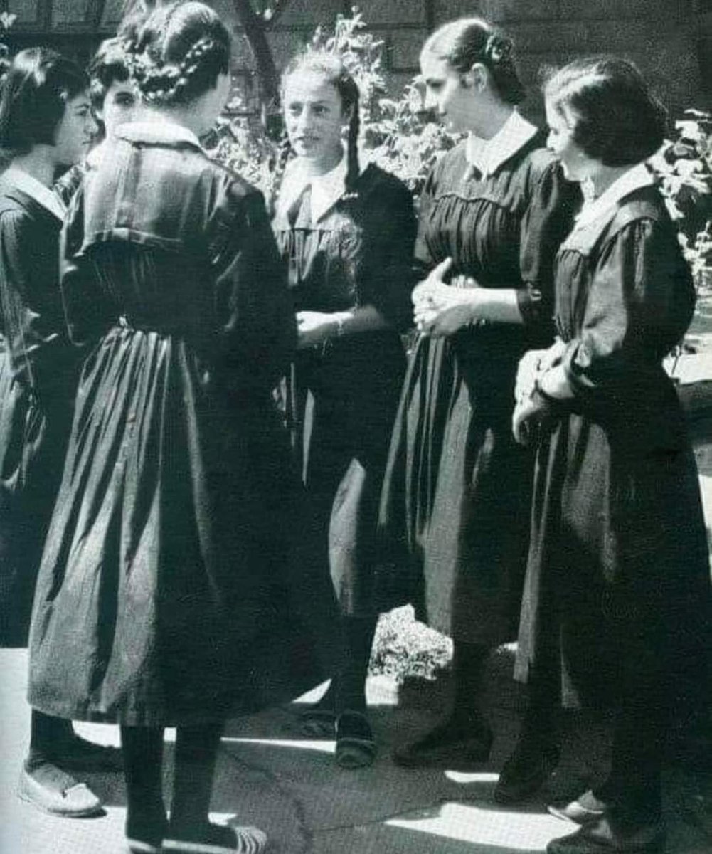 Saçlara jöle, tırnaklara oje, sürülemez, spor ayakkabıyla okula girilemezdi.

Erkekler kravat, kızlar fiyonk takmadan, yaka ve tırnak kontrolü yapılmadan derse girilemezdi.

Sabahları bahçede sıra olunur, Pazartesi sabah, Cuma öğleden sonra müdür konuşma yapar, özel günlerden