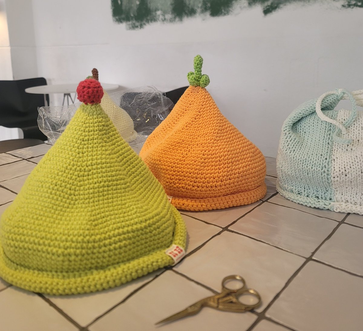 뜨개캠프와서 뜻깊은 모자뜨기..
내거는 빨간열매 고깔