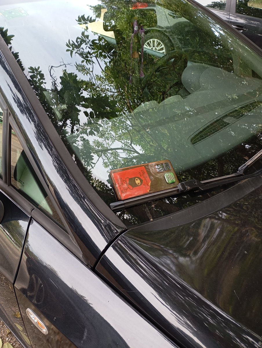 Hay días en los que confiar en la gente (a pesar de todo)es más sencillo.
9am: Se cae un móvil
3pm: Móvil espera a dueña
Todo esto en el campus de la <a href="/UIBuniversitat/">Universitat de les Illes Balears - UIB</a>. ¡Gracias a la persona que haya sido! #nosepuedevivircontantoestres