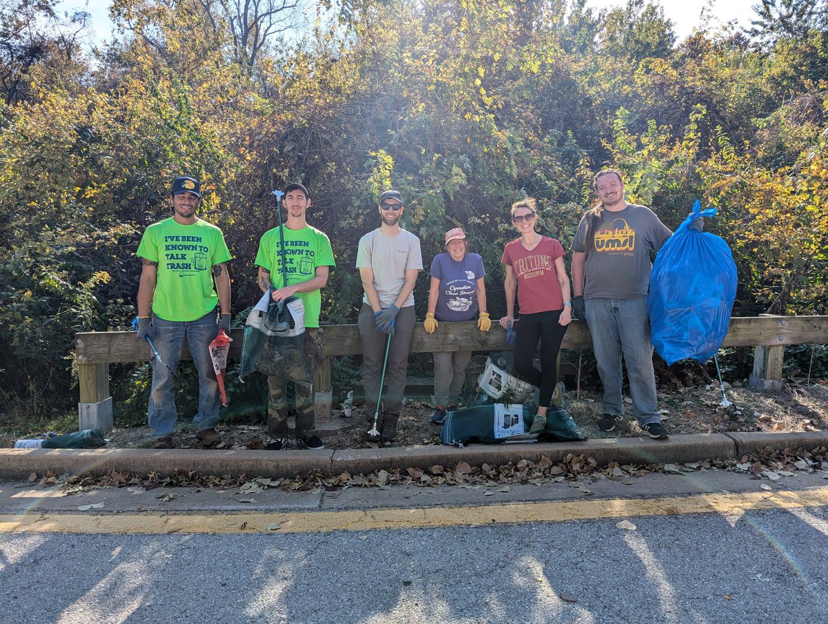 OpenSpaceSTL's tweet image. The @OpenSpaceSTL team swarmed around the @umsl campus yesterday

Besides attending the 2024 Sustainability Summit, we teamed up with the Green UMSL squad to do #trashbashing around the grounds  

We were also joined by the team from @BeyondHousing too

#natureisaclassroom🍃