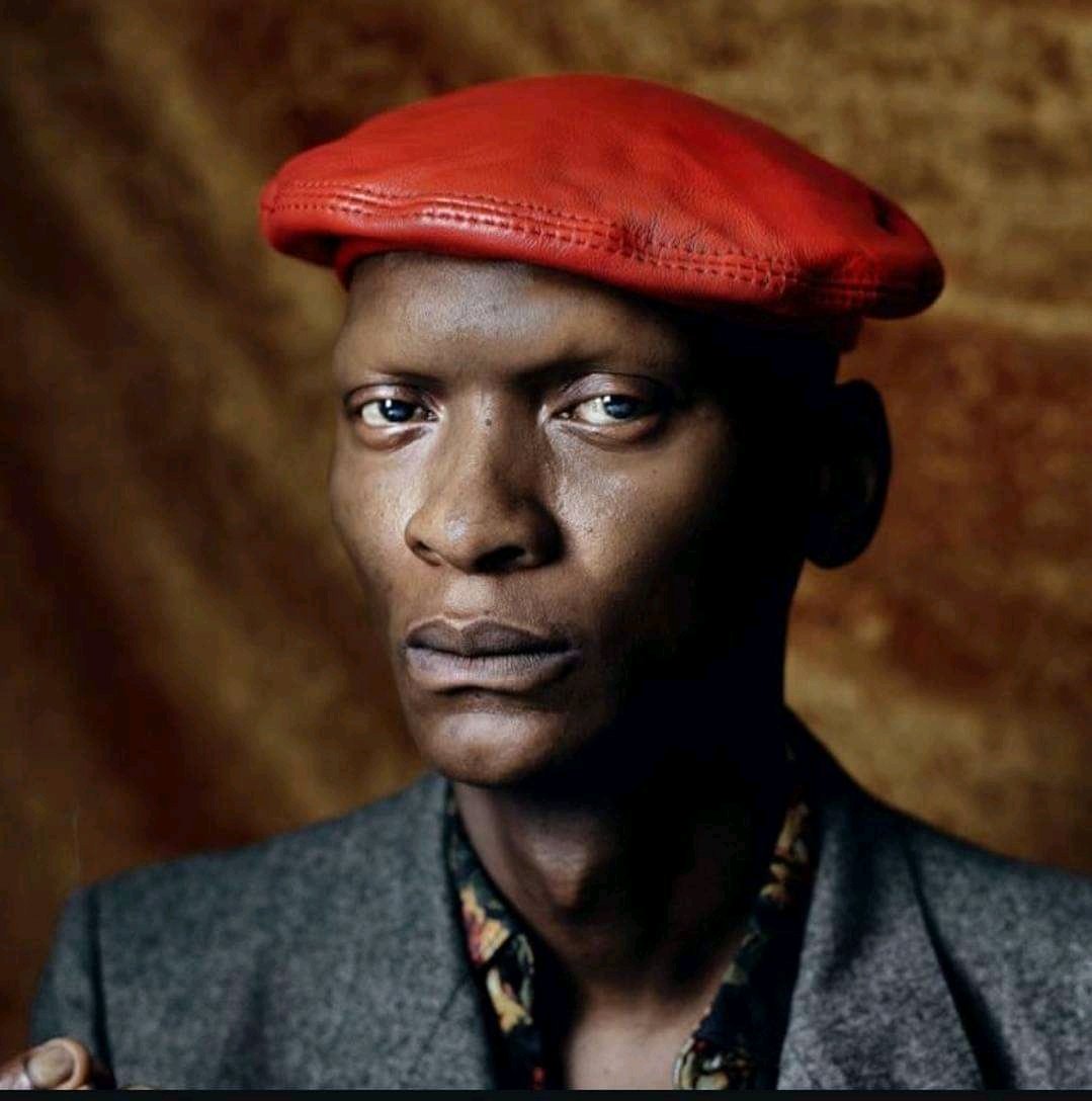 His name is Warren Masemola, His a Living Legend Retweet if you agree He's a Legend