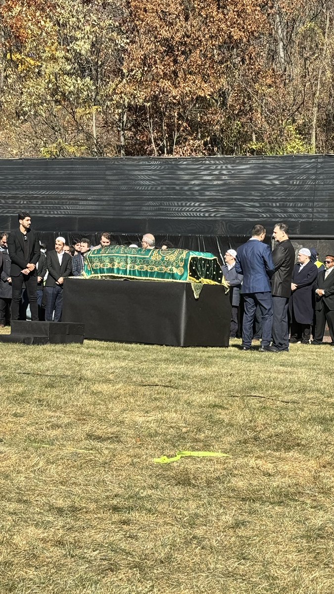 EmreUslu's tweet photo. Gülen'in cenaze merasiminde neler görüp neler görmediğimi bir twitte özetleyip sonra bunun açılımını bir El VEDA videosuyla anlatmaya çalışacağım. 

NELER GÖRDÜM:
1) Tüm tören için bir başlık atacak olam: Vakur İnsanların Hüzün Geçidi  yazardım. 
2) Gelen 20 bin kişi bilinçsiz halk yığınları değil sanki hepsi Gülen'in rahle-i tedrisinden geçmiş  disiplinli öğrenciler gibiydi. Oysa o insanların arasında Gülen'in hiç GÖRMEYENLERİN sayısı belki de %70'dir. Bu bize cemaat içi sosyalleşme ve informel eğitim mekanizmasının ne kadar güçlü olduğunu gösteriyor. 
3) Cenaze namazı sırasında KİM ÖNE ÇIKACAK diye merakla baktım. Doğrusu orada öne çıkma yarışı olur, cenaze merasimi şova dönüşür mü diye merak ediyordum. Önce çıkan şey CEMAATİN ŞAHSİ MANEVİSİYDİ. Kimse öne çıkmadı, ne aileden, ne de yakın çevreden. 
4) Gülen ölümünü Mevlana'dan ilhamla ŞEBİ ARUS'a (düğün gecesi) benzetirdi. O törende dikkatimi çeken şey şu oldu: Yıllardır birbirini görmeyen insanların bir HÜZÜN DÜĞÜNÜNDE buluşma sahnesi gibiydi. Sürreal bir şeydi, bir yanda hüzün bir yanda buluşma sevinci. Biri "belki de asla böyle bir ortamla karşılaşmayacağız" diye özetledi durumu. 
5) Bir de yol ve uzun kuyruklar dikkatimi çekti. Araçları park edilen yer ile stadyum arası 30 dk'lık yürüyüş yolu ile gidilebiliyordu. Alternatif olarak servis araçları vardı. Servis araçları için de belki 30 dakikadan fazla kuyruk beklemek gerekiyordu. Yolda gördüklerimde de sırada bekleyenlerde de "acele/telaş" (rush) halinden ziyade sükunetli bir menzile gidiş tavrı gördüm. Kiminin ağzında dua elinde zikirmatik, kiminin telefonunda Gülen'in vaazı, küçük çocuklu ailelerin çocuklarına bir şeyler anlatma hali.  Hac mevsiminde hiç Arafat'a çıkmadım, sanırım insanlar oraya da böyle gidiyordur diye düşündürdü o hal bana. 
6) Bir de çok sayıda genç gördüm. Beklediğimden çok daha fazla. Ben cemaatinin yaş ortalamasını 40'larında diye düşünüyordum. Sanırım o kalabalığın yaş ortalaması 30'unda değildi. 
7) Cenaze merasiminde baştan sona bir düzen gördüm. 
8) Benim videoların beklediğimde çok çok fazla impactful olduğunu farkettim. İnsanların cemaate yönelttiğim eleştirilerden rahatız olacağını düşünüyordum. Birkaç protesto da bekliyordum. O insanların hakkaniyetli eleştiriye olgunlukla karşılık verdiklerini gördüm. 

NELER GÖRMEDİM 
1) Öne çıkma telaşesinde olan [münafık] siyasetçi görmedim. 
2) Bu tip olaylar birilerinin öne çıkma çabalarına da sahne olur. (İsmailağa cemaatinde Cübbeli şov vardı örneğin) onu görmedim. 
3) Gülen'in kutsallaştırmış onu son yolculuğuna uğurlarken tabuta omuz vermek için koşturan bir yığın görmedim. (bu sahneyi İslam dünyasında böylesi liderlerin ölümünden sonra sıkça görürsünüz. Humeyni'nin tabutunu parçalamışlardı)
4) Sosyal medyada tartışılan -cemaat içi tartışmalar diye bir konu- görmedim. (Belki de Gülen cemaati Grekoremen, diğer cemaatler Karakucak güreşi yaptıkları içindir bunu bekleyip göreceğiz)
5) Cemaatin bölündüğünü bölünebileceğini görmedim. 
6) Adil Öksüz'ü görmedim. 
7) Paçozluk görmedim. 
8) En önemlisi de tabutun üzerinde kolunu koyup NUTUK ATAN bir HIRSIZ görmedim. 

Ve son not: Gülen AKP ile yollarını ayırmasaydı büyük ihtimalle GÖRDÜKLERİM ve GÖRMEDİKLERİM yer değiştirecekti. 

#FarewellToFethullahGulen