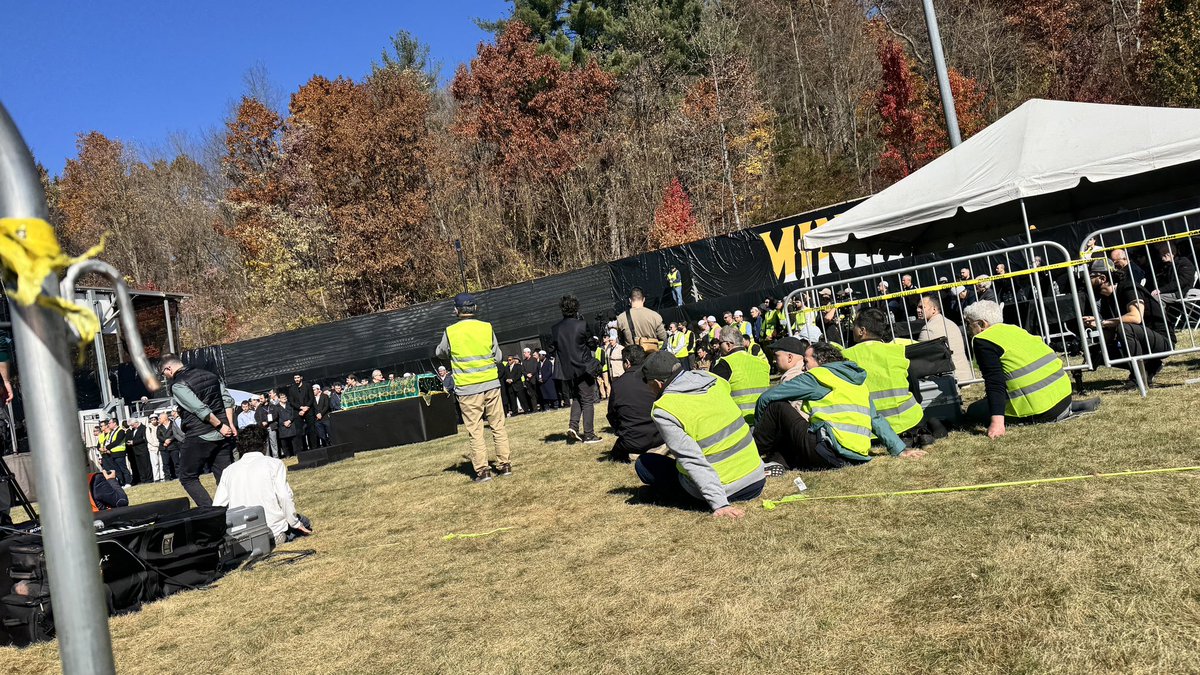 Gülen'in cenaze merasiminde neler görüp neler görmediğimi bir twitte özetleyip sonra bunun açılımını bir El VEDA videosuyla anlatmaya çalışacağım. 

NELER GÖRDÜM:
1) Tüm tören için bir başlık atacak olam: Vakur İnsanların Hüzün Geçidi  yazardım. 
2) Gelen 20 bin kişi bilinçsiz