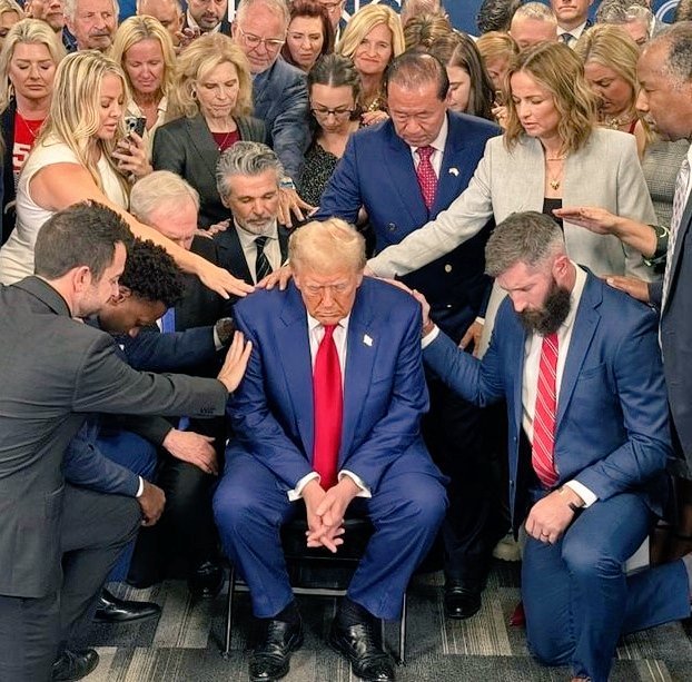 614clinton's tweet image. Jesus,

We come before You today with heavy hearts, witnessing all the trials and tribulations that burden our beloved America. 

This land that was founded on Christian principles, freedom and justice, seems to wander in shadows cast by corruption and evil. 

Lord, we pray for…