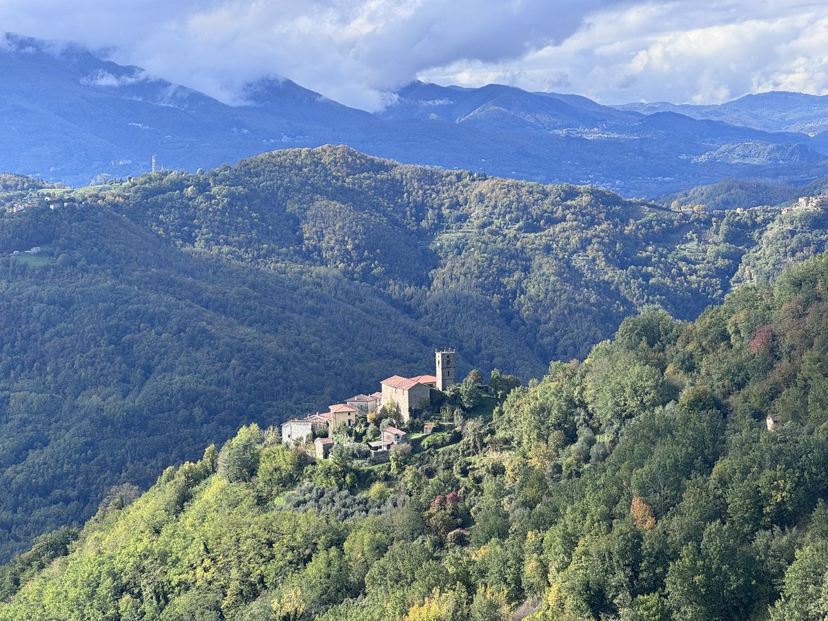 hoyer_melissa's tweet image. I just finished an exciting week in Italy at the Endoplasmic Reticulum EMBO conference. Beautiful views and excellent science. I love coming back to this conference over the years and interacting with the ER community. I also caught up with old Voeltz lab members!