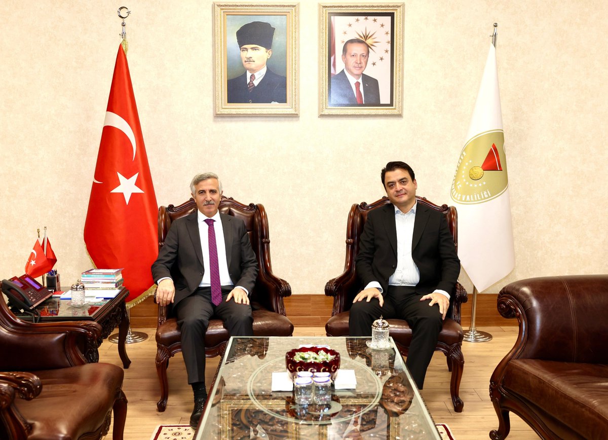 TCkahramanmaras's tweet photo. Valimiz Mükerrem Ünlüer, Tokat Valisi Abdullah Köklü’yü misafir etti.
 
Valilik Şeref Defterini imzalayan Vali Köklü ile bir süre görüşen Vali Ünlüer, ziyaretten duyduğu memnuniyeti ifade etti. 
 
Vali Köklü ise misafirperverliği dolayısıyla Vali Ünlüer’e teşekkürlerini iletti.