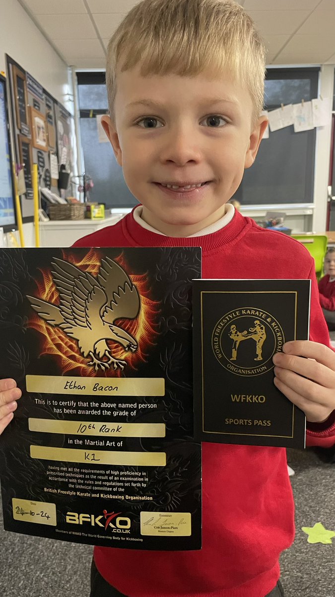 AnParkInfants's tweet image. Love to celebrate learning out of school. The children enjoyed the demonstration of some kick boxing moves… 😀
#apiclass3
@WhiteWoodsPAT1