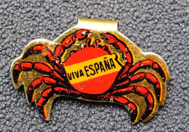 Cuando en agosto de 1936 la propaganda roja se atrevió a afirmar que «en Galicia no hay más que mariscos, pero no hombres», el pueblo gallego respondió convirtiendo el marisco en un distintivo patriótico, adaptando los combatientes gallegos el mote de mariscos.