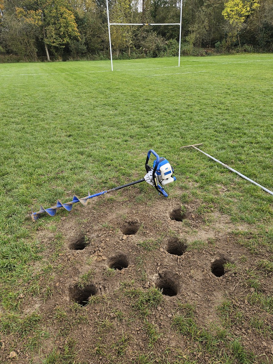 BGroundsman's tweet image. Post hole soak aways a low spot on the training pitch
14 x 1m deep 4" holes filled with 20mm shingle, topped with 70/30 sport mix
Will throw some seed, but being used 6 days a week, I'm not holding much hope it'll grow
#volunteergroundsman
#communityrugby
@BillericayRFC