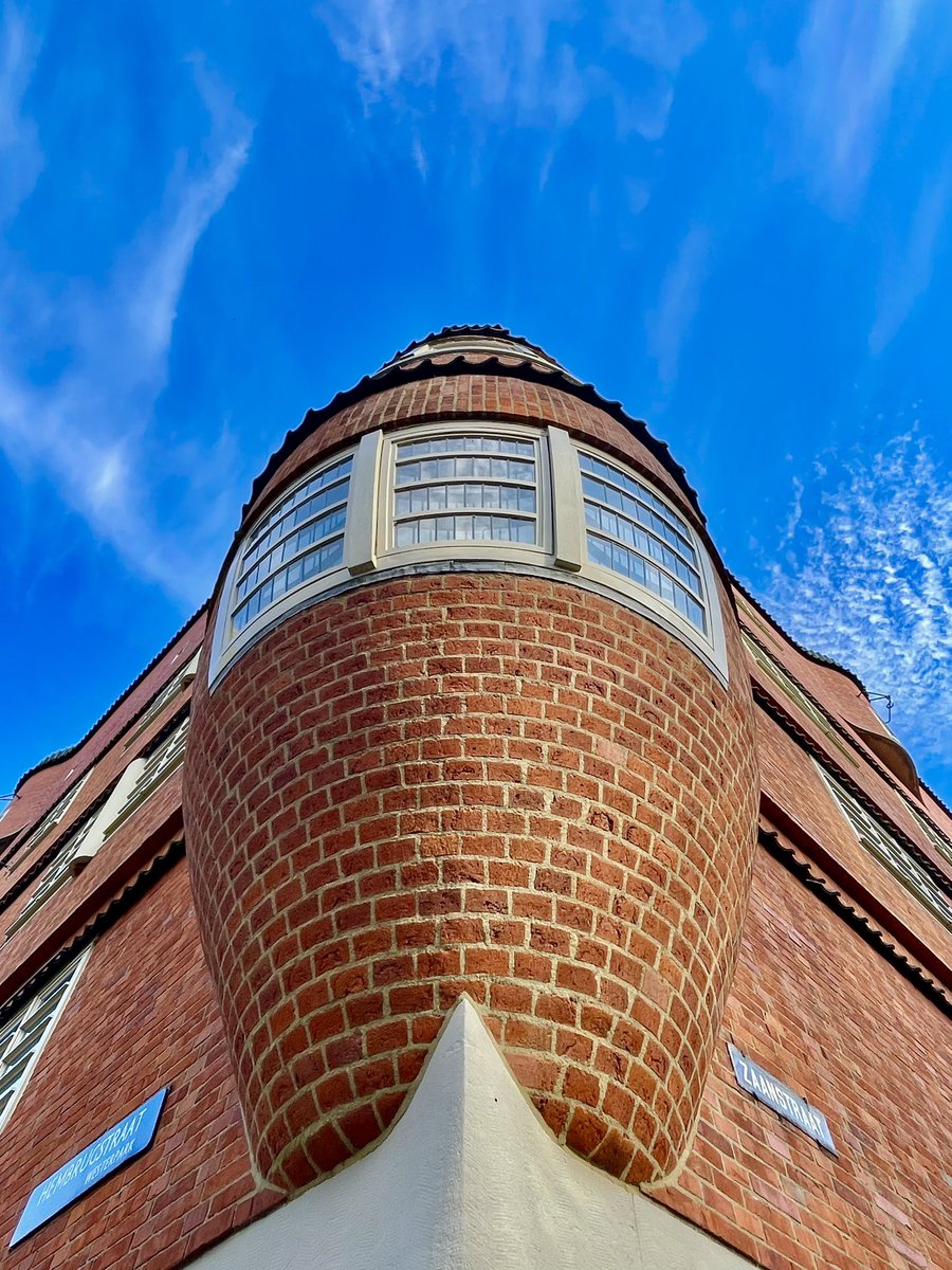 robhoeij's tweet photo. Spaarndammerbuurt.

De buurt ligt op de vroegere weg naar Spaarndam. 

Schoolvoorbeeld Amsterdamse School. https://t.co/yXetRfTFke