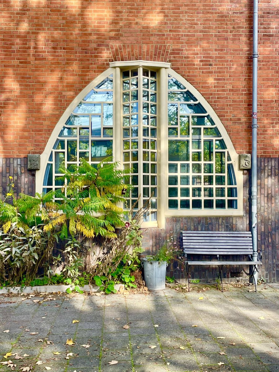 Spaarndammerbuurt.

De buurt ligt op de vroegere weg naar Spaarndam. 

Schoolvoorbeeld Amsterdamse School.