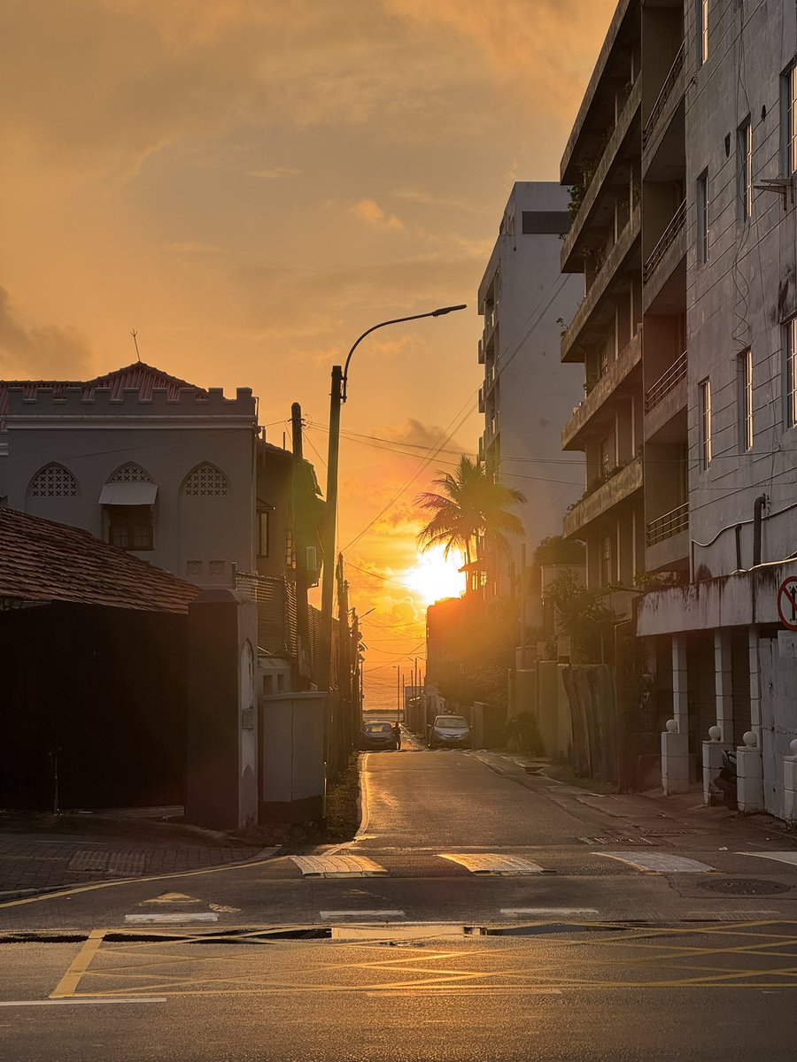 KosPolos's tweet photo. #Sunset #Colombo 🌅 https://t.co/2DLouIKGdM