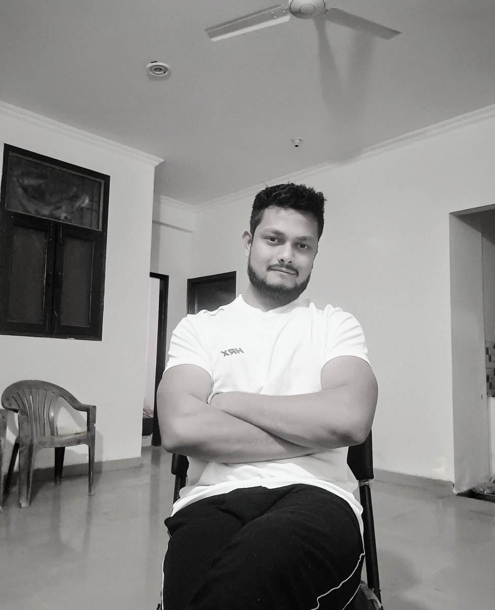 PrateekRajwada's tweet image. हम अपने नासूर छिपाने वाले लोग
दुनिया भर का दर्द संभाले बैठे हैं
: कुंवर प्रतीक सिंह

#KuwarSahab #BlackTwitter 
#kuwarprateeksingh #HindiShayri