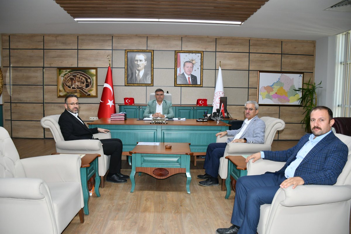 Şanlıurfa Özel Meslek Liseleri Federasyonu olarak başkanmız Av. Ahmet Yalçın başkan veklimiz Mustafa Kızmaz ve genel sekretermiz Celal Altun Şanlıurfa İl Milli Eğitim müdürü Asım Sultanoğlunu makamında ziyaret ettiler.İl Milli Eğitim Müdürümz Sayın @asimsultanoglu63 teşkkür ederz