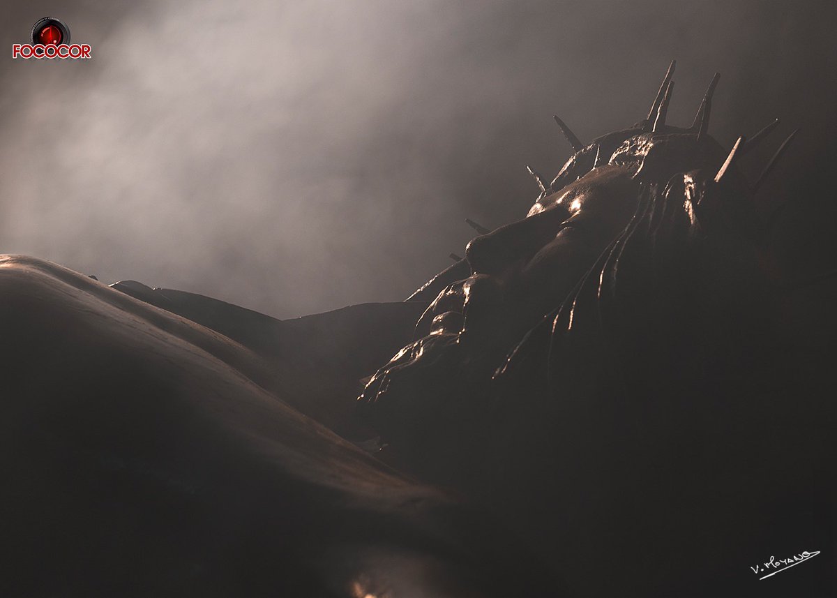 Foto 7: Fotografía de su Cristo de las Penas en una sesión de estudio. Cartel de la Hermandad de las Penas de Santiago del año 2018.