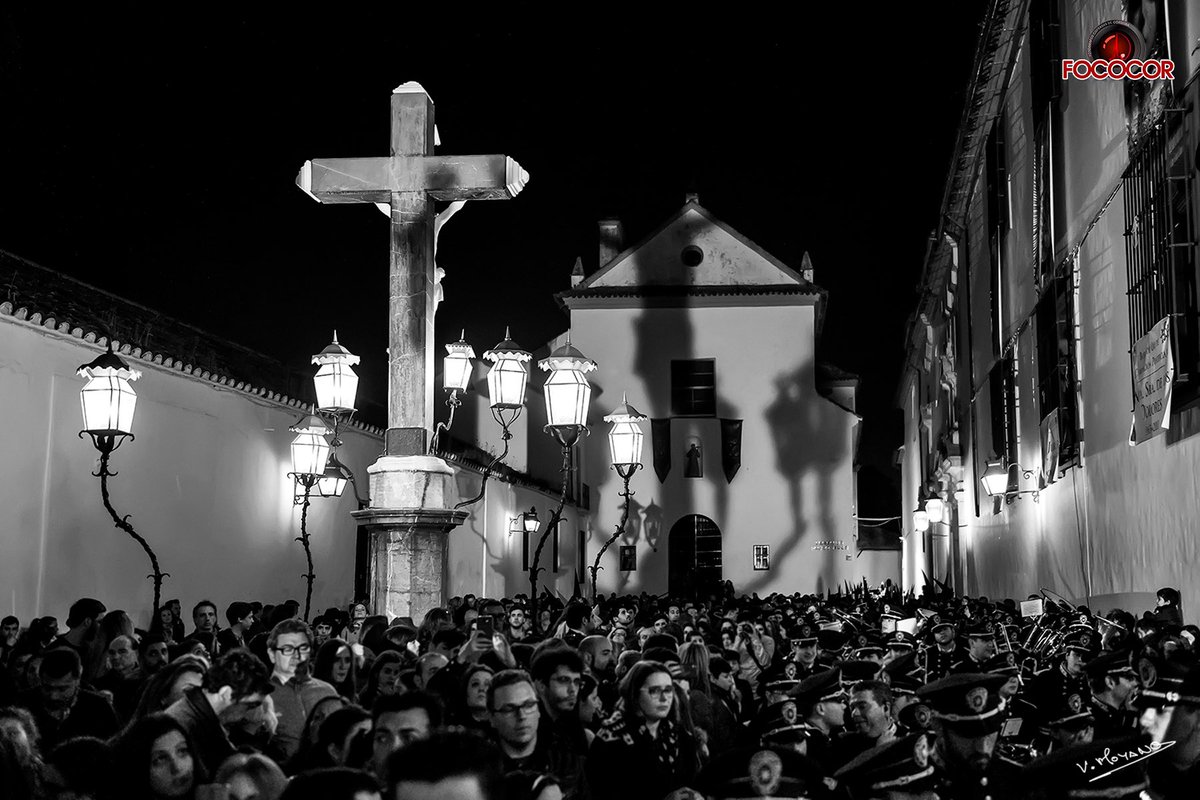 Foto 8: Fotografía de la sombra de Clemencia en la Plaza de Capuchinos durante el Viernes Santo de 2016.
