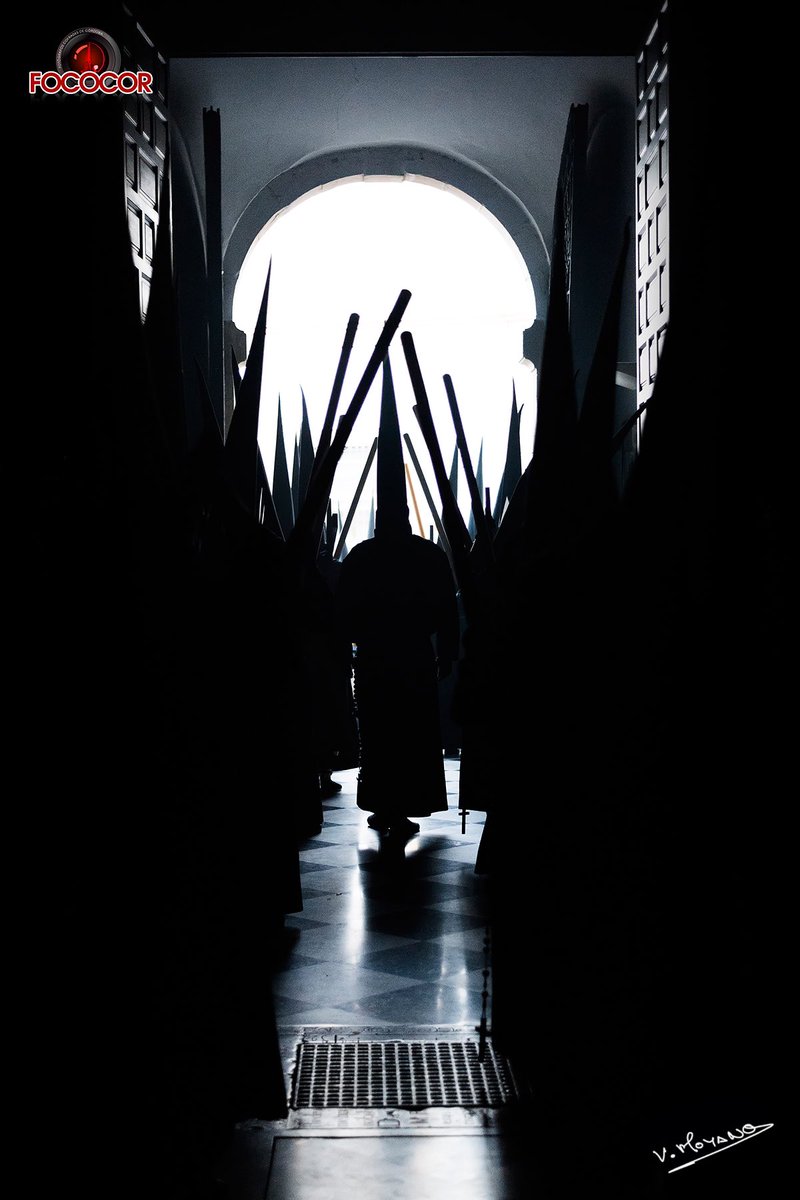 Foto 12: Fotografía a contraluz de la salida procesional de la Hermandad del Vía Crucis en el Lunes Santo de 2019.