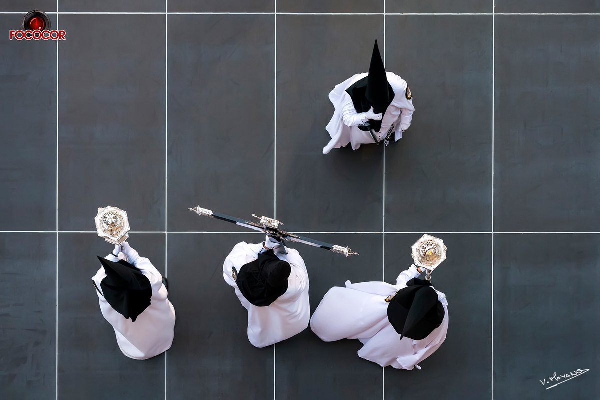 Foto 13: Fotografía realizada desde la Torre-Campanario de la Catedral a la Cruz de Guía de la Hermandad del Perdón entrando en el Patio de los Naranjos. Primer premio del XL concurso de fotografía de la Agrupación de Hermandades y Cofradías de Córdoba del año 2019.