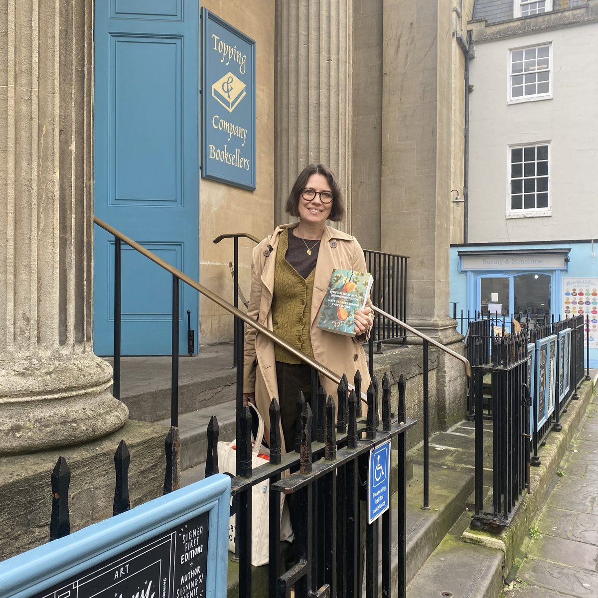This week we had the great pleasure of sharing proofs of @kate_kemp’s The Grapevine — and her delicious homemade Anzac biscuits! — with booksellers in Bath and Bristol. Thank you to everyone who gave us such a warm welcome! Full details and bookshops below… 🧵