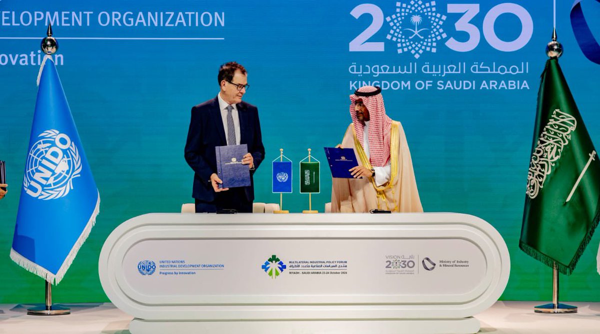 PrimatureGN's tweet photo. ๐ฌ๐ณ๐ธ๐ฆ| Riyad, 25 octobre 2024 โ Les travaux de la deuxiรจme รฉdition du Forum multilatรฉral de politique industrielle (#MIPF) ont pris fin sur une note de satisfaction.
Pour le Premier ministre Amadou Oury Bah, le โ๐ณ๐ผ๐ฟ๐๐บ ๐ฎ ๐ฝ๐ฒ๐ฟ๐บ๐ถ๐ ๐ฎฬ ๐น๐ฎ ๐๐๐ถ๐ป๐ฒฬ๐ฒ ๐ฑโ๐ฎ๐๐ฎ๐ป๐ฐ๐ฒ๐ฟ ๐ฑ๐ฎ๐ป๐ ๐น๐ฎ ๐บ๐ถ๐๐ฒ ๐ฒ๐ป ล๐๐๐ฟ๐ฒ ๐ฑ๐ฒ ๐๐ฒ๐ ๐ฝ๐ฟ๐ผ๐ด๐ฟ๐ฎ๐บ๐บ๐ฒ๐ ๐ฑ๐ฒ ๐ฑ๐ฒฬ๐๐ฒ๐น๐ผ๐ฝ๐ฝ๐ฒ๐บ๐ฒ๐ป๐โ. En effet, lโOrganisation des Nations Unies pour le dรฉveloppement industriel (#ONUDI) et lโArabie Saoudite se sont engagรฉs ร accompagner la Guinรฉe dans la concrรฉtisation de sa politique industrielle pour stimuler la croissance.
La ministre du Commerce, de lโIndustrie et des PME, Dr Diaka SIDIBE, est rรฉconfortรฉe dans la perspective de signer un Programme cadre avec lโONUDI et un accord de partenariat stratรฉgique dans le secteur industriel avec le Royaume dโArabie Saoudite.
Le forum de Riyad a favorisรฉ des รฉchanges directs entre dรฉcideurs politiques et experts internationaux sur les dรฉfis auxquels est confrontรฉ le dรฉveloppement industriel dans le monde et a permis dโexplorer les opportunitรฉs de renforcer la coopรฉration internationale dans ce domaine.
Dans ses remerciements, le ministre saoudien de lโIndustrie et des Ressources minรฉrales, M. Bandar bin Ibrahim Al-Khorayef, a rappelรฉ que ยซ ๐น๐ฒ ๐ฝ๐ฎ๐๐๐ฎ๐ด๐ฒ ๐ถ๐ป๐ฑ๐๐๐๐ฟ๐ถ๐ฒ๐น ๐ฑ๐ฒ ๐นโ๐ฒฬ๐ฐ๐ผ๐ป๐ผ๐บ๐ถ๐ฒ ๐บ๐ผ๐ป๐ฑ๐ถ๐ฎ๐น๐ฒ ๐๐ฒ ๐๐ฟ๐ผ๐๐๐ฒ ๐ฎฬ ๐๐ป๐ฒ ๐ฒฬ๐๐ฎ๐ฝ๐ฒ ๐ฐ๐ฟ๐ถ๐๐ถ๐พ๐๐ฒ, ๐ป๐ฒฬ๐ฐ๐ฒ๐๐๐ถ๐๐ฎ๐ป๐ ๐ฑโ๐ฒ๐
๐ฝ๐น๐ผ๐ฟ๐ฒ๐ฟ ๐ฑ๐ฎ๐๐ฎ๐ป๐๐ฎ๐ด๐ฒ ๐ฑ๐ฒ ๐ป๐ผ๐๐๐ฒ๐น๐น๐ฒ๐ ๐ณ๐ผ๐ฟ๐บ๐ฒ๐ ๐ฑ๐ฒ ๐ฝ๐ฎ๐ฟ๐๐ฒ๐ป๐ฎ๐ฟ๐ถ๐ฎ๐๐ ๐ฝ๐ผ๐๐ฟ ๐๐ป ๐ฝ๐น๐๐ ๐ด๐ฟ๐ฎ๐ป๐ฑ ๐ฎ๐น๐ถ๐ด๐ป๐ฒ๐บ๐ฒ๐ป๐ ๐ฑ๐ฒ๐ ๐ฝ๐ผ๐น๐ถ๐๐ถ๐พ๐๐ฒ๐ ๐ถ๐ป๐ฑ๐๐๐๐ฟ๐ถ๐ฒ๐น๐น๐ฒ๐, ๐ฟ๐ฒ๐ป๐ณ๐ผ๐ฟ๐ฐ๐ฒ๐ฟ ๐น๐ฒ๐ ๐๐๐ป๐ฒ๐ฟ๐ด๐ถ๐ฒ๐, ๐ฒ๐ ๐ฐ๐ฟ๐ฒฬ๐ฒ๐ฟ ๐๐ป ๐ฒฬ๐ฐ๐ผ๐๐๐๐๐ฒฬ๐บ๐ฒ ๐ถ๐ป๐ฑ๐๐๐๐ฟ๐ถ๐ฒ๐น ๐ฎ๐๐ฒ๐ฐ ๐ฑ๐ฒ๐ ๐ฐ๐ต๐ฎ๐ถฬ๐ป๐ฒ๐ ๐ฑโ๐ฎ๐ฝ๐ฝ๐ฟ๐ผ๐๐ถ๐๐ถ๐ผ๐ป๐ป๐ฒ๐บ๐ฒ๐ป๐ ๐ฝ๐น๐๐ ๐ฟ๐ฒฬ๐๐ถ๐น๐ถ๐ฒ๐ป๐๐ฒ๐, ๐ฑ๐ฒ๐ ๐ผ๐ฝ๐ฝ๐ผ๐ฟ๐๐๐ป๐ถ๐๐ฒฬ๐ ๐ฑ๐ฒ ๐บ๐ฎ๐ฟ๐ฐ๐ต๐ฒฬ ๐ฝ๐น๐๐ ๐ฎ๐ฐ๐ฐ๐ฒ๐๐๐ถ๐ฏ๐น๐ฒ๐ ๐ฒ๐ ๐๐ป๐ฒ ๐ฟ๐ฒฬ๐ฝ๐ฎ๐ฟ๐๐ถ๐๐ถ๐ผ๐ป ๐ฝ๐น๐๐ ๐ฒฬ๐พ๐๐ถ๐๐ฎ๐ฏ๐น๐ฒ ๐ฑ๐ฒ๐ ๐ฏ๐ฒฬ๐ป๐ฒฬ๐ณ๐ถ๐ฐ๐ฒ๐ ยป.
De nombreux partenariats stratรฉgiques ont รฉtรฉ signรฉs dans le but de renforcer la coopรฉration internationale dans les domaines industriels, en adoptant les technologies modernes.
#EnsemblePourLaGuinรฉe๐ฌ๐ณ
#LaGuinรฉeNotreParadis
#ONUDI
@Presidence_gn
@CommerceGovGn
@falrashidy52b