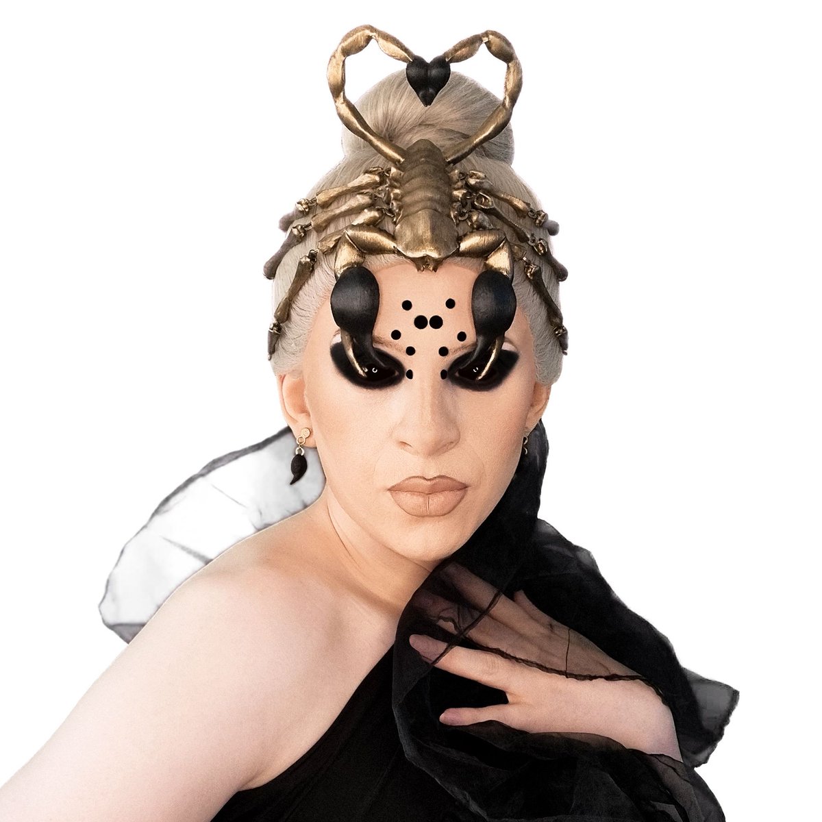 A guarded heart 🦂♏ ANTARES is named after the brightest star in the constellation of Scorpio, the ‘heart of the scorpion’, and explores the tensions between intimacy and self-protection. #millinery #headpiece #fashion #style #scorpio #scorpioseason #astrology