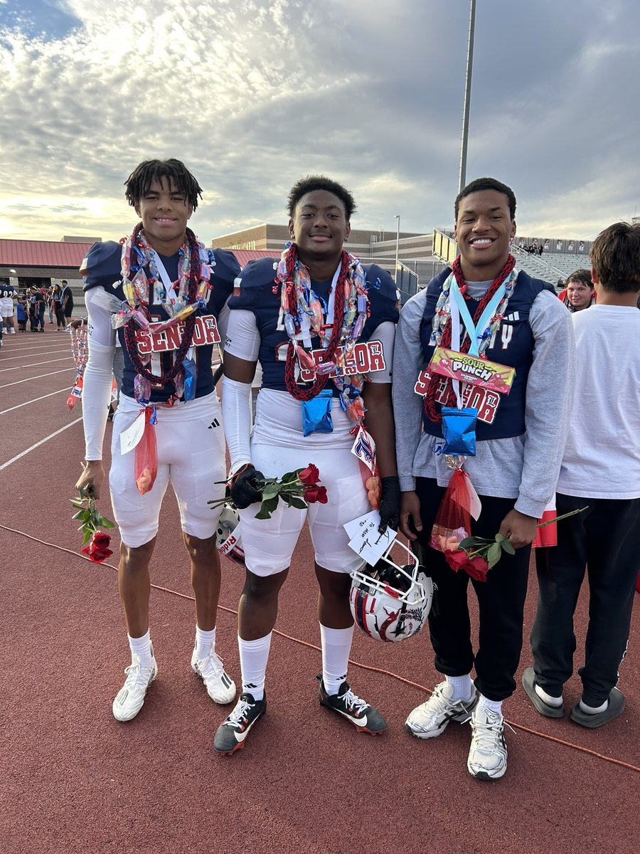 Sean Craig (@seanncraigg) on Twitter photo Last night was #SeniorNight for us. Future <a href="/BeaverFootball/">Oregon State Football</a> brothers.
#GoBeavs #GoPatriots #Family Last night was #SeniorNight for us. Future <a href="/BeaverFootball/">Oregon State Football</a> brothers.
#GoBeavs #GoPatriots #Family