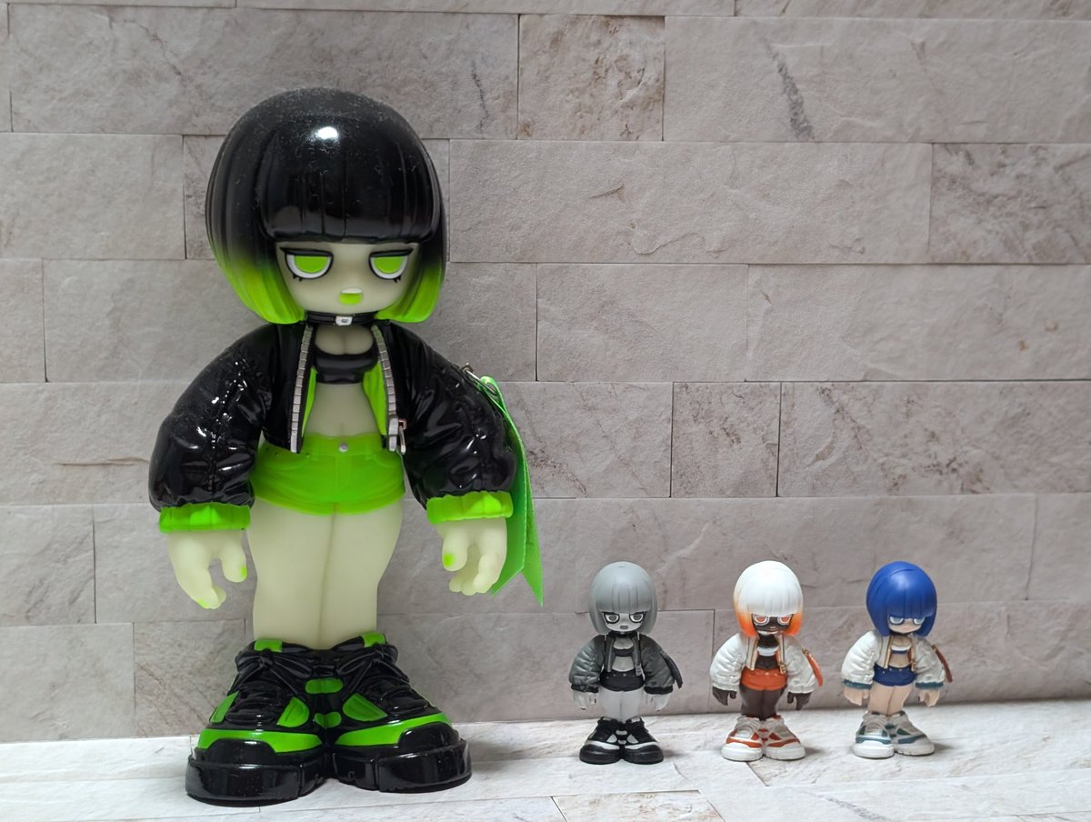 Friday33Friday's tweet image. ＃emDASH
目当ての緑黒の子はでなかったけど本家のソフビと並べちゃう！！
