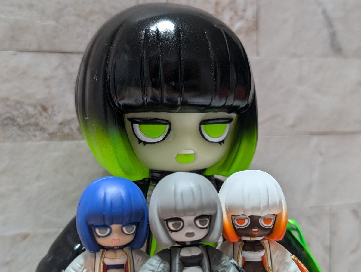 Friday33Friday's tweet image. ＃emDASH
目当ての緑黒の子はでなかったけど本家のソフビと並べちゃう！！