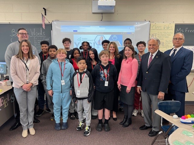 DCEDSecretary's tweet image. Investing in our next gen workforce is key for our long-term competitiveness. 💪That’s why we’re investing $200K in NEPA to encourage middle + high school students to consider careers in advanced manufacturing. #ManufacturingInPA #WorkforceInPA 
ow.ly/JTak50TPNgt