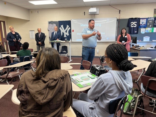 DCEDSecretary's tweet image. Investing in our next gen workforce is key for our long-term competitiveness. 💪That’s why we’re investing $200K in NEPA to encourage middle + high school students to consider careers in advanced manufacturing. #ManufacturingInPA #WorkforceInPA 
ow.ly/JTak50TPNgt