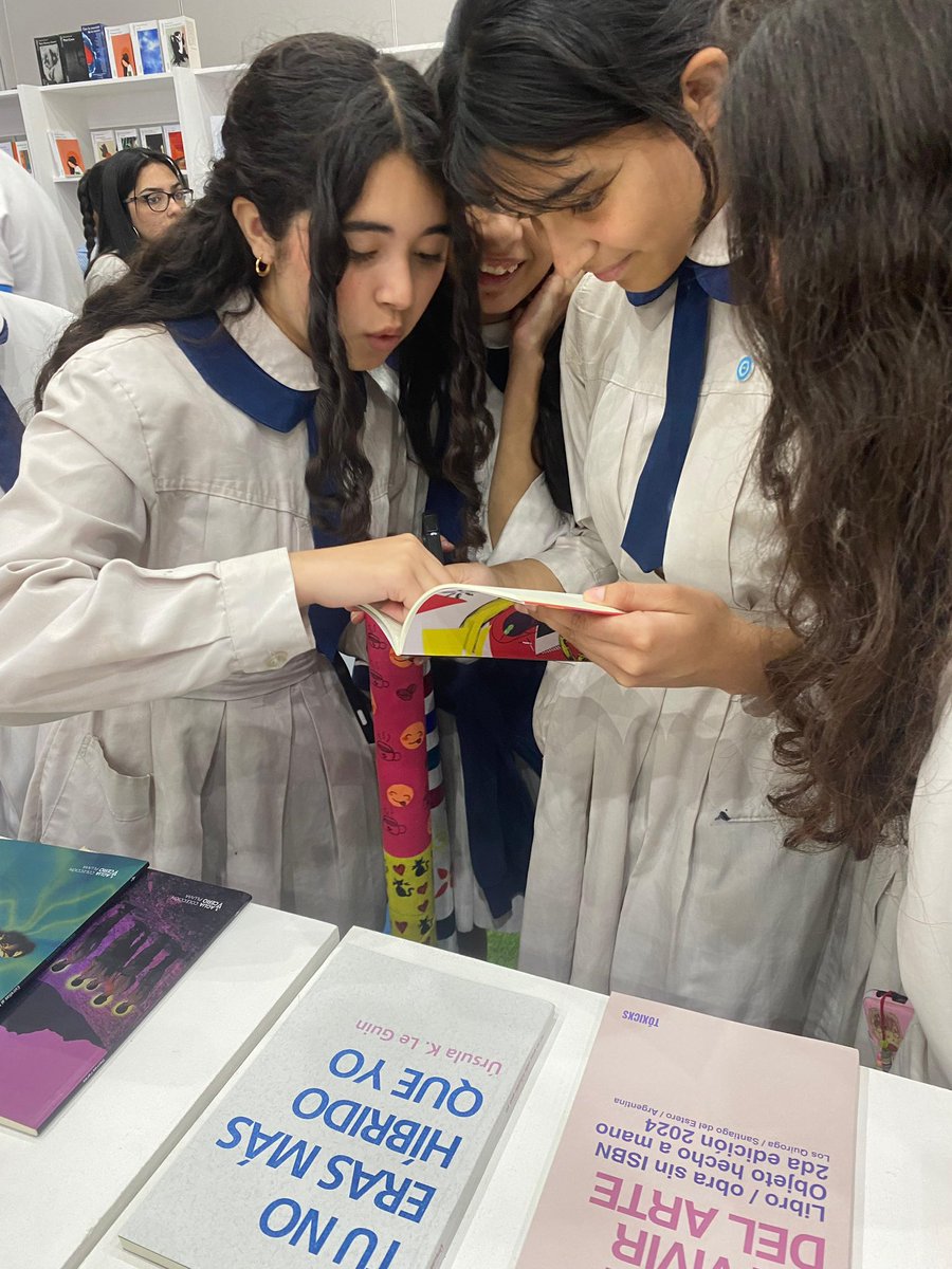 Me mandaron esta foto desde la feria del libro de Santiago del Estero y me tuve que poner a llorar: niñas de guardapolvo con mi libro ❤️