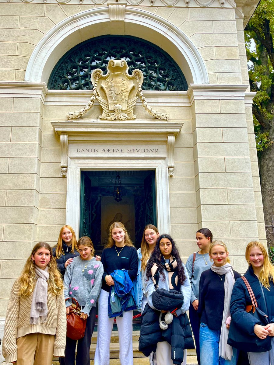 GandLMFL's tweet photo. Gita a Bologna e Ravenna🇮🇹🍝📚👩‍🎓🎓
#italiandepartment #bologna #mfltwitterati https://t.co/UNdlu5G7GM