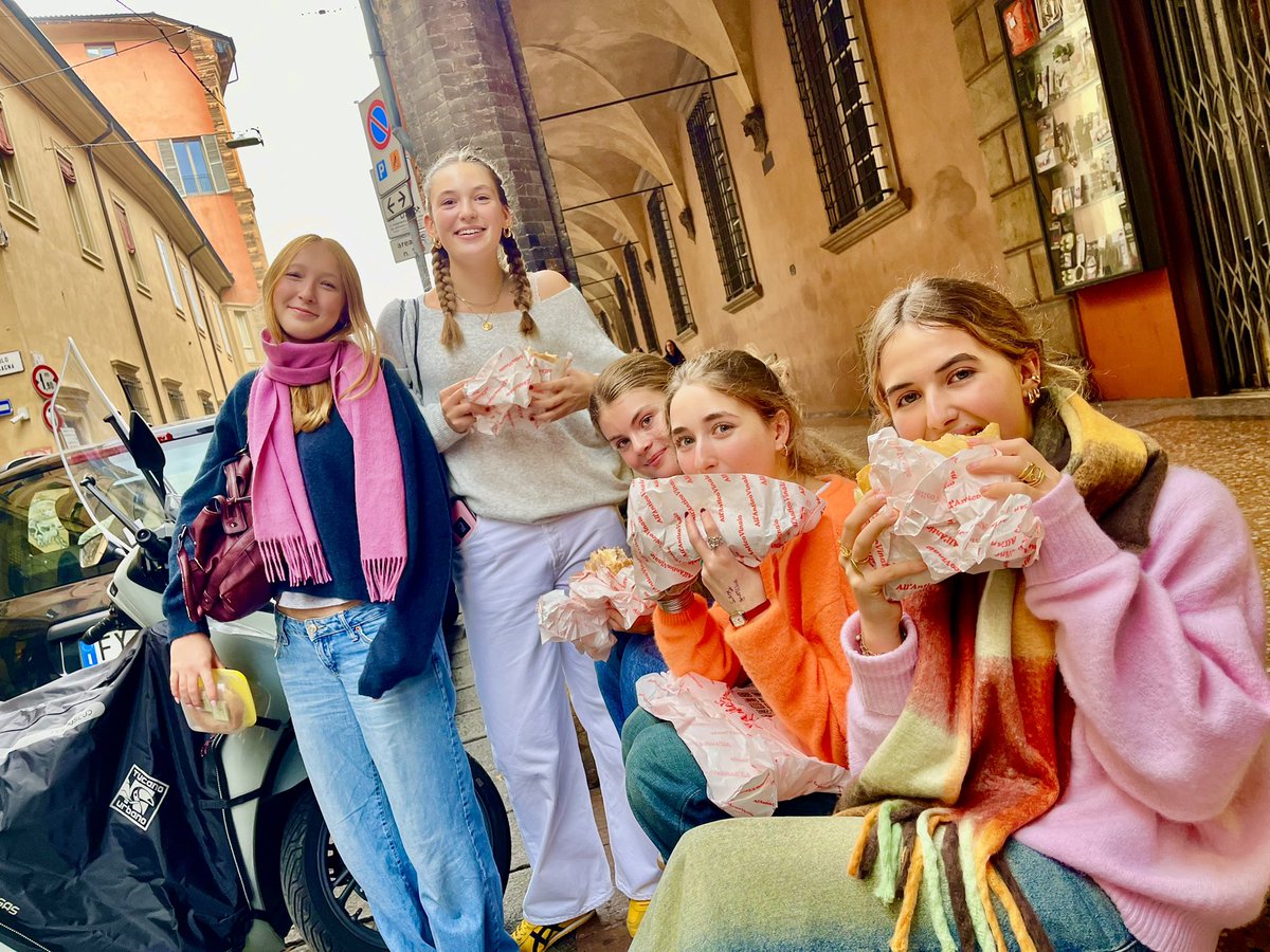 GandLMFL's tweet photo. Gita a Bologna e Ravenna🇮🇹🍝📚👩‍🎓🎓
#italiandepartment #bologna #mfltwitterati https://t.co/UNdlu5G7GM