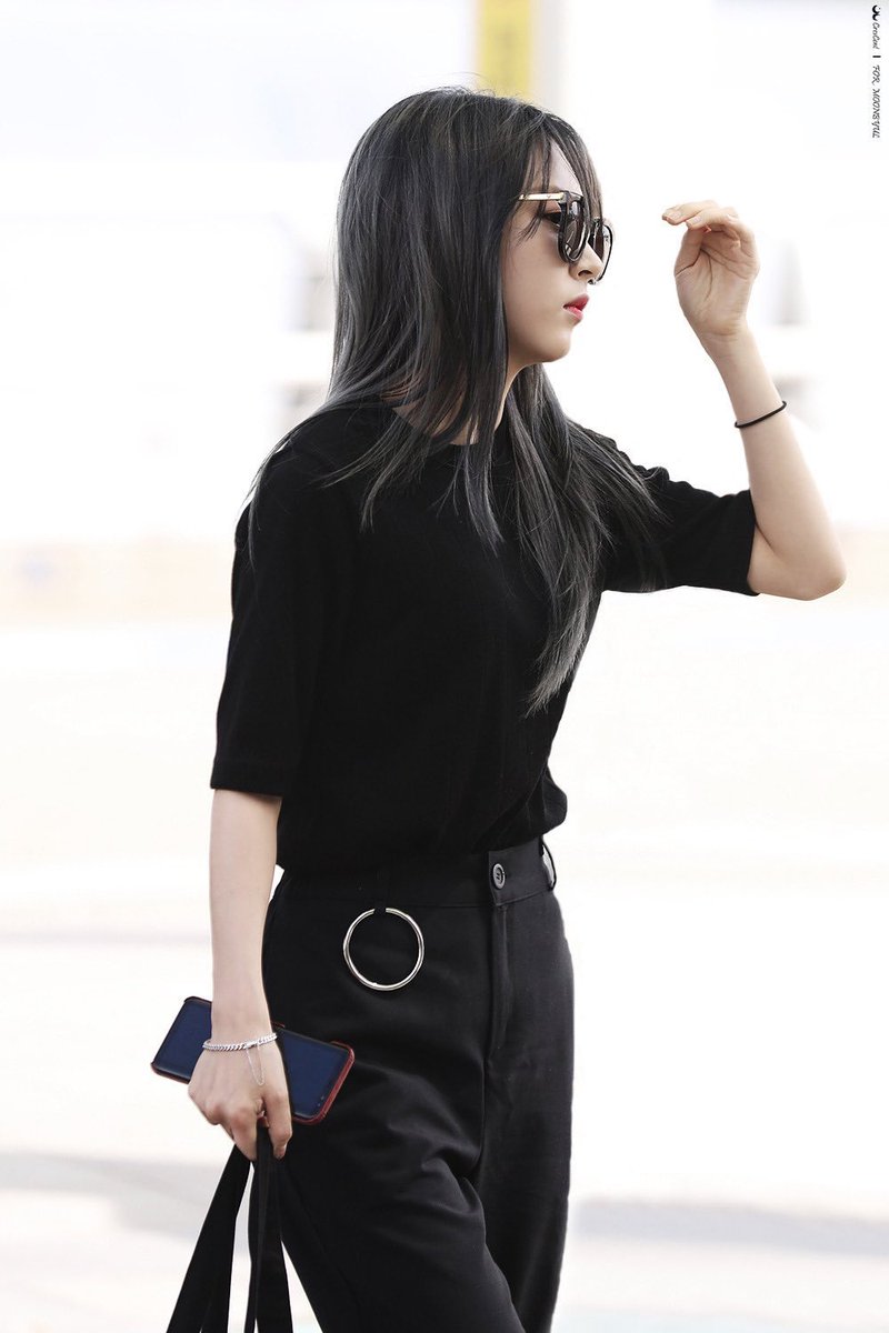 KIWIBYUL's tweet photo. she’s so cool 🖤

#2024MAMAVOTE #moonbyul https://t.co/qbrhtxnK3a