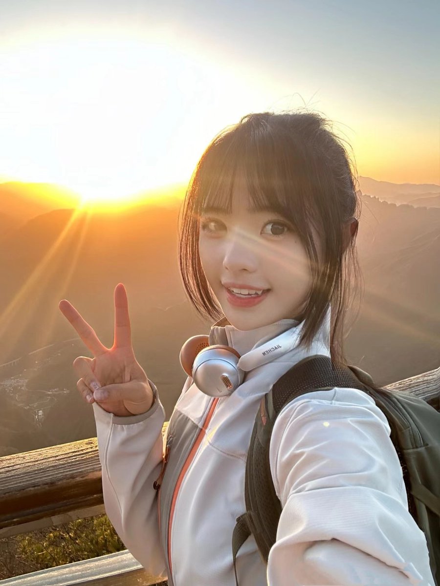 在括苍山上越野跑，
看到了好美的风景
你猜是日出还是日落？
#柴古唐斯 https://t.co/UlxrV9R8mp