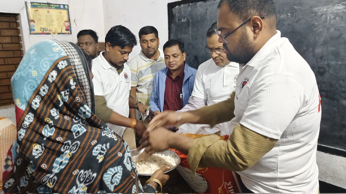 ଏବିଭିପି ଭଦ୍ରକ ଜିଲ୍ଲା ତରଫରୁ କ୍ଷେତ୍ରୀୟ ସଂଗଠନ ସମ୍ପାଦକ ଶ୍ରୀ ଅପାଂଶୁ ଶେଖର ସିଲ, ବାଲେଶ୍ୱର ବିଭାଗ ପ୍ରମୁଖ ଅଧ୍ୟାପକ ରମେଶ ଚନ୍ଦ୍ର ବେହେରା, ପ୍ରାନ୍ତ ସଂଗଠନ ସମ୍ପାଦକ ଶ୍ରୀ ବୈଲୋଚନ ସାହୁ ଓ ପ୍ରାନ୍ତ ସହ ସଂଗଠନ ସମ୍ପାଦକ ଶ୍ରୀ ନିକୁଞ୍ଜବିହାରୀ ପଣ୍ଡାଙ୍କ ଉପସ୍ଥିତିରେ ବାତ୍ୟା ଆଶ୍ରୟସ୍ଥଳୀରେ ସେବା କାର୍ଯ୍ୟକ୍ରମ ହୋଇଛି।