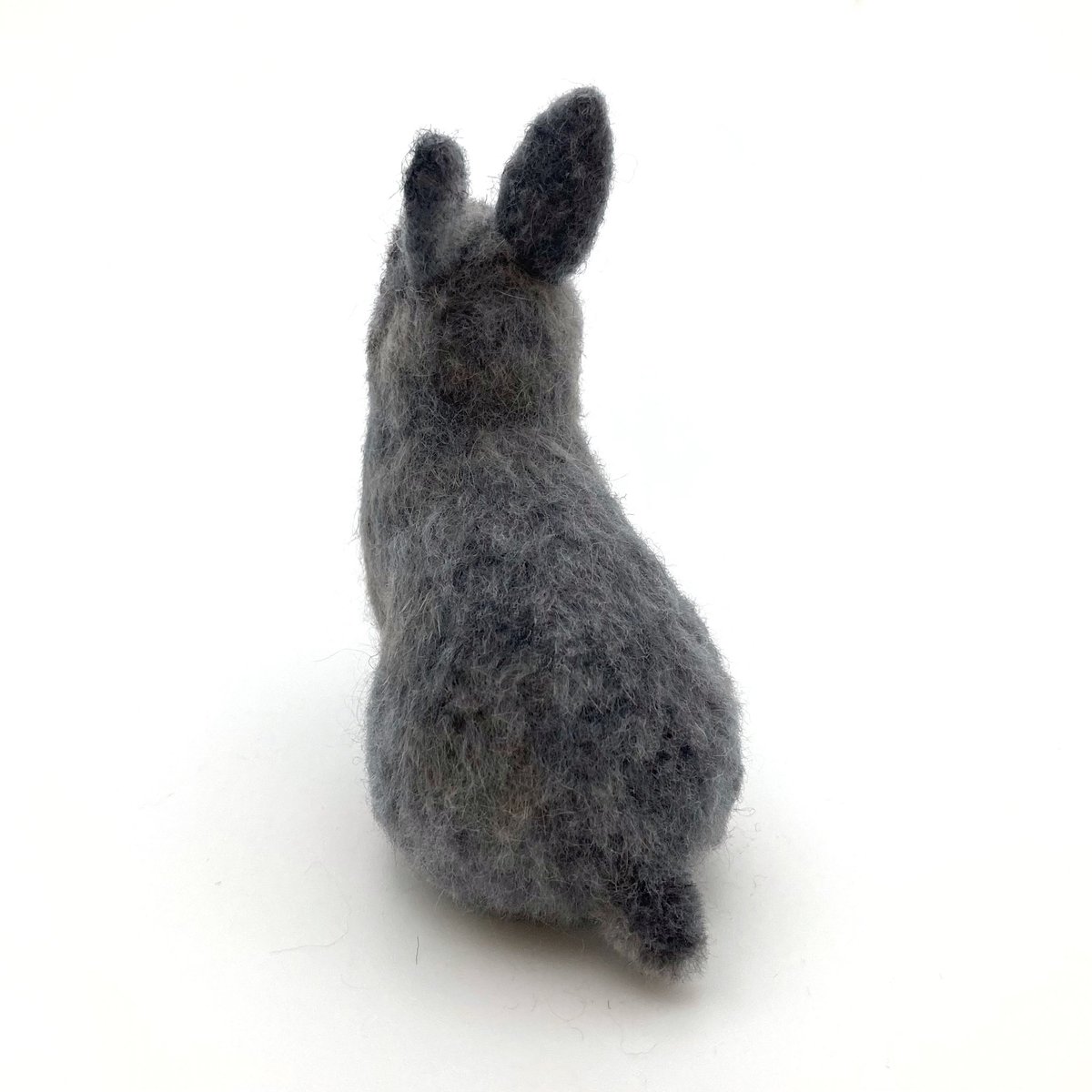 earlrabbit's tweet photo. 本人のうさぎ毛(抜け毛)を使用(羊毛とミックス)したうさぎさん。
#羊毛フェルト #うさぎ https://t.co/iMMPpaZZU9