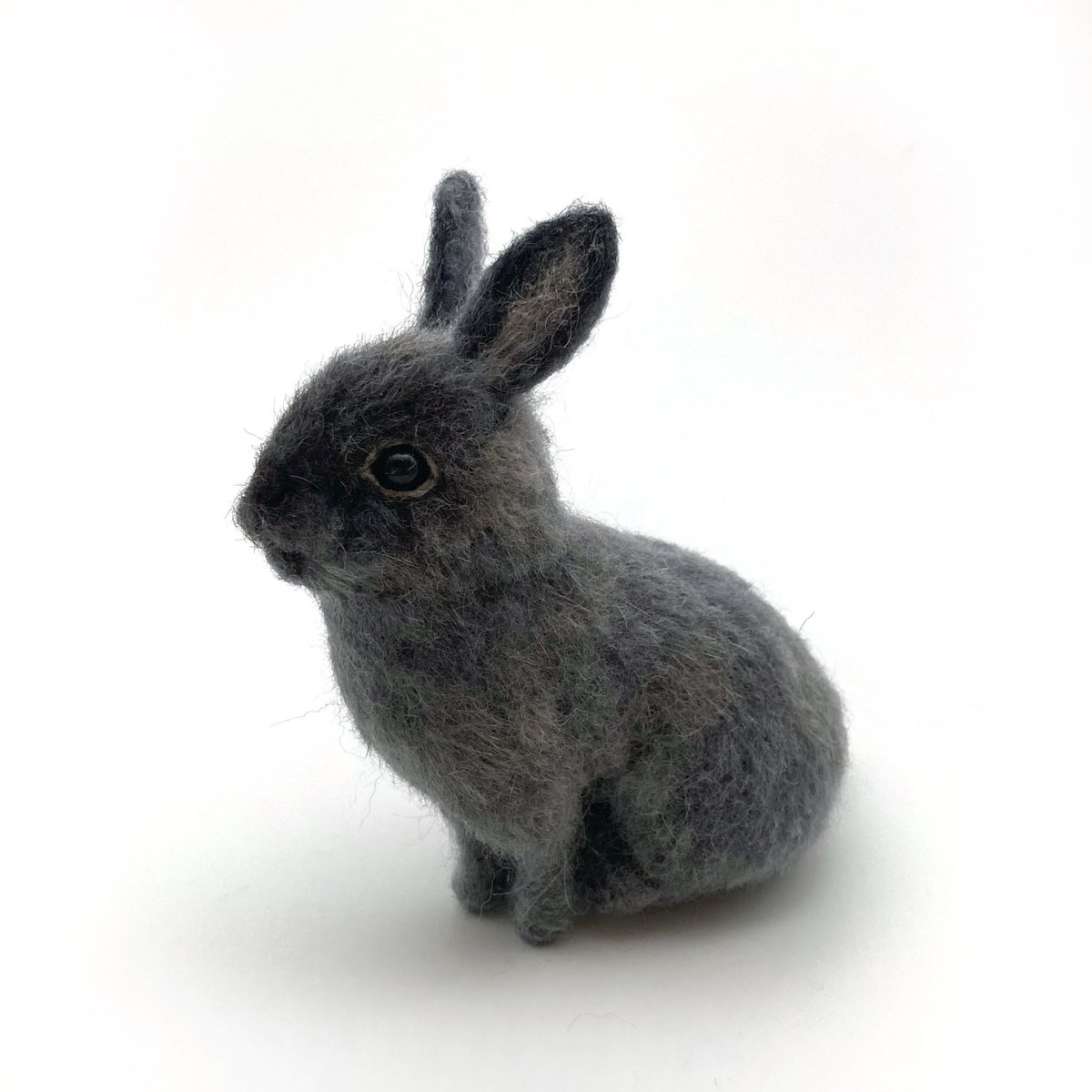 earlrabbit's tweet photo. 本人のうさぎ毛(抜け毛)を使用(羊毛とミックス)したうさぎさん。
#羊毛フェルト #うさぎ https://t.co/iMMPpaZZU9