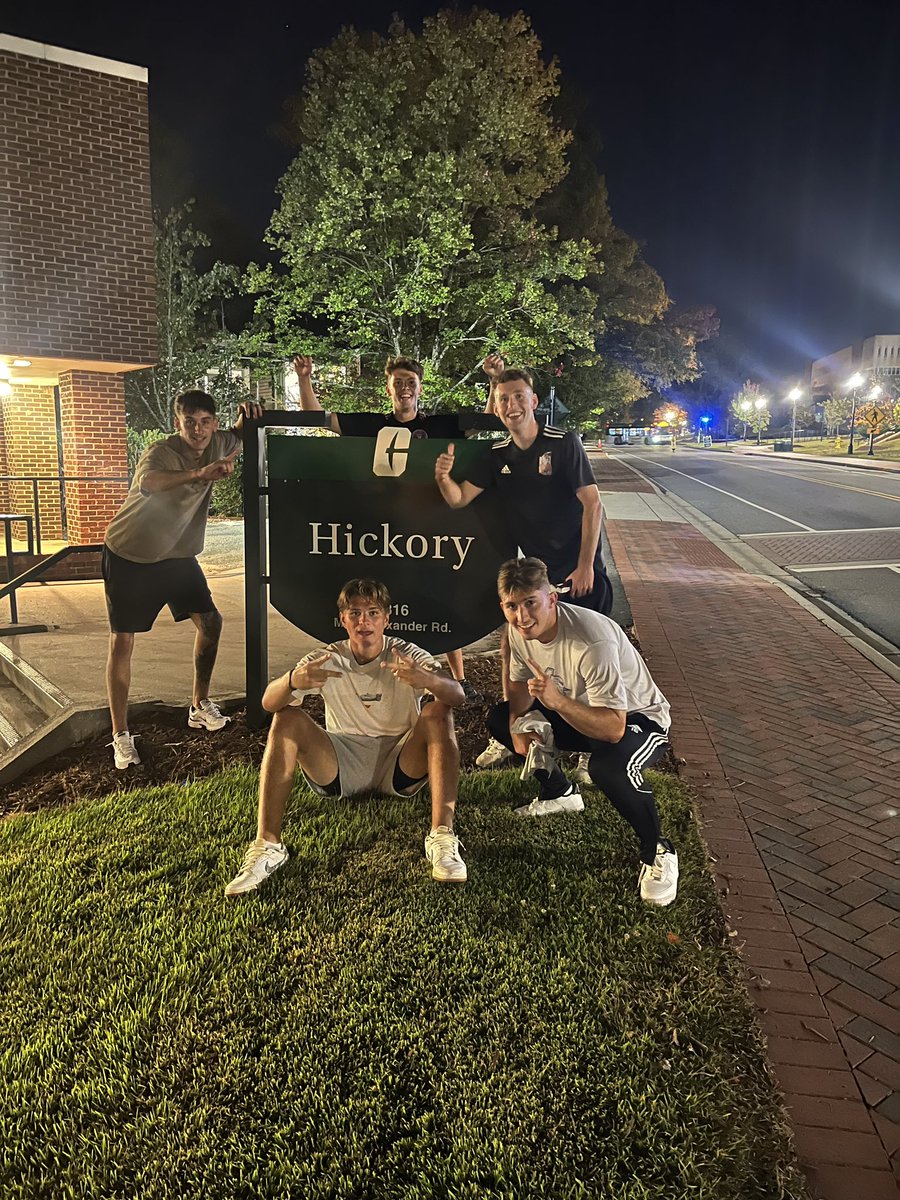 𝓣𝓱𝓮 𝓥𝓲𝓬𝓽𝓸𝓻𝓼 💪

Last night the boys had a team scavenger hunt with Chaz, Woody, Louis, Jaden &amp; A.J. taking the crown 👑
